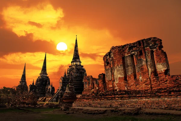 Wat Phrasisanpetch tempio al tramonto nel parco storico di Ayutthaya — Foto Stock