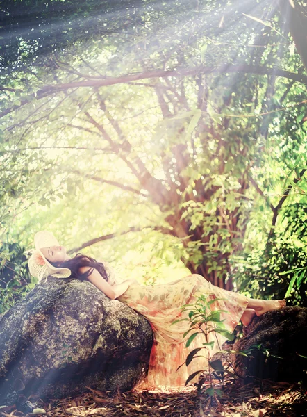 Menina vestido bonito jovem dormindo na floresta. Feliz vida vaidosa — Fotografia de Stock