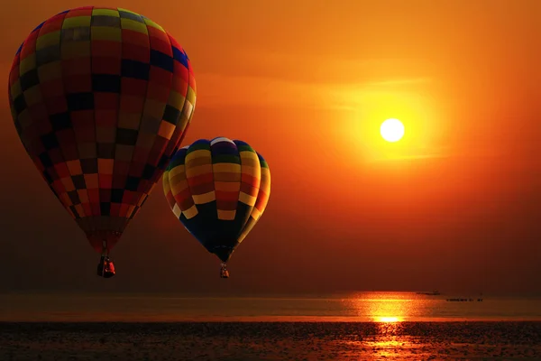 Sunrise beach üzerinde sıcak hava balonu. Seyahat kavramı. — Stok fotoğraf