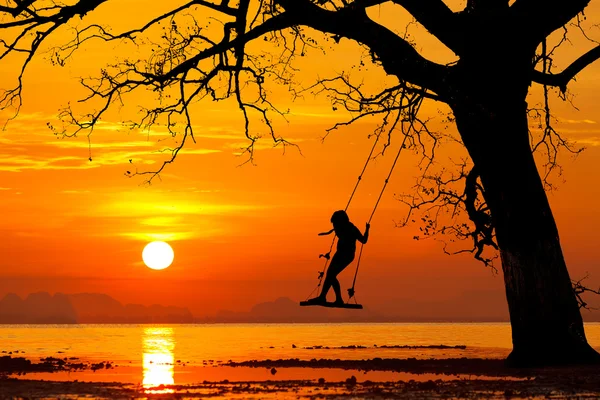 Счастливый ребенок, качающийся на прекрасном закате на тропическом острове. K — стоковое фото