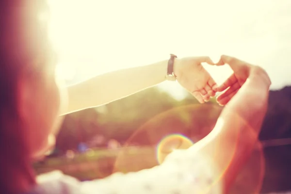 Pareja enamorada de la llamarada del atardecer.Soft Focus y filtro vintage . — Foto de Stock