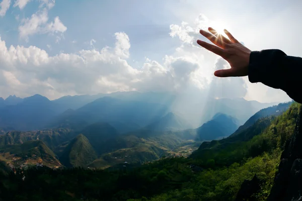 Toque al sol. Mano tocando el cielo con rayo. Libertad cóncava —  Fotos de Stock