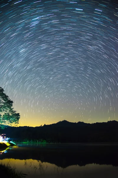 Star trails movimiento por la noche en Tailandia . — Foto de Stock