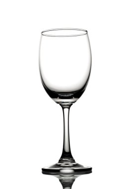 Beyaz arkaplanda boş şarap kadehi