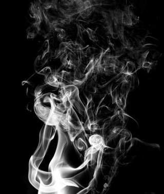 Siyah arkaplanda beyaz duman 