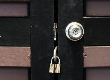 Anahtarlar ile kilitli kapı kolları.