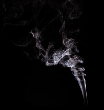 Siyah arkaplanda beyaz duman 