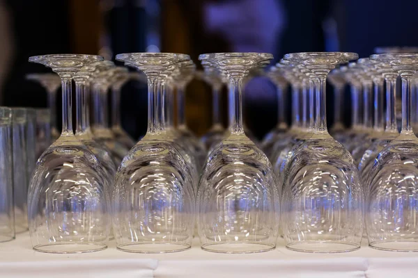 Dizi arka plan üzerinde gözlük