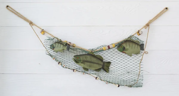 背景に装飾的な木製の魚装飾的な木製の魚 — ストック写真