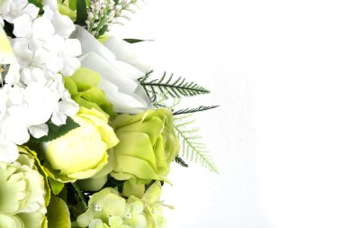 Güzel plastik çiçek buketi