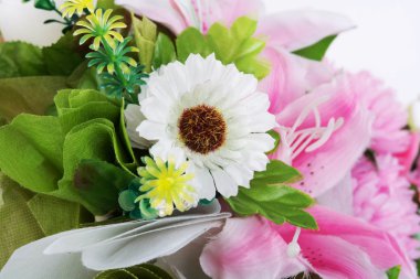 Güzel plastik çiçek buketi