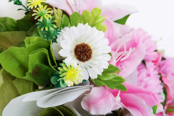 Schöner Plastikblumenstrauß — Stockfoto