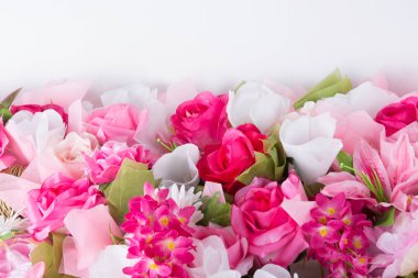 Güzel plastik çiçek buketi