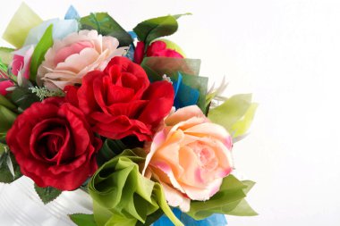 Güzel plastik çiçek buketi