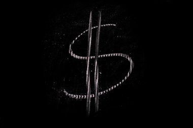 Siyah tebeşir tahtası üzerinde dolar işareti 