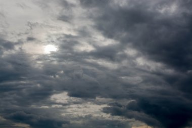 Bulutlu gökyüzü yağmurdan önce