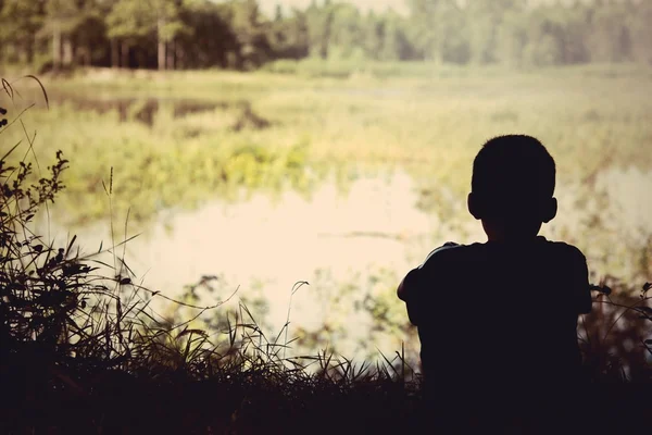 Θλιβερή Αγόρι Κάθεται Δίπλα Στο Ποτάμι — Φωτογραφία Αρχείου