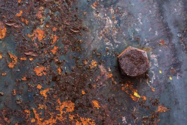 Uzun bir süre kullanarak paslı somun.