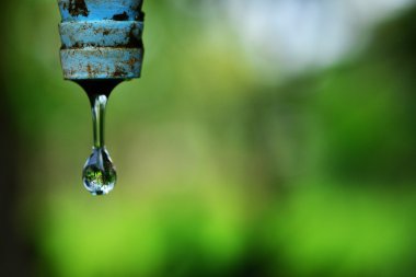 su damlası eski musluk, su tasarrufu kavramı