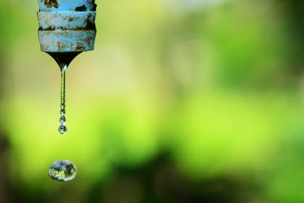 古い水栓 節水の概念から水滴 — ストック写真