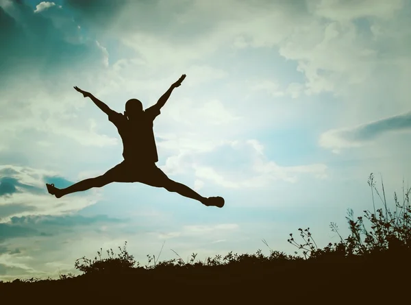 Kleiner Junge Springt Den Himmel Und Hat Eine Glückliche Zeit — Stockfoto