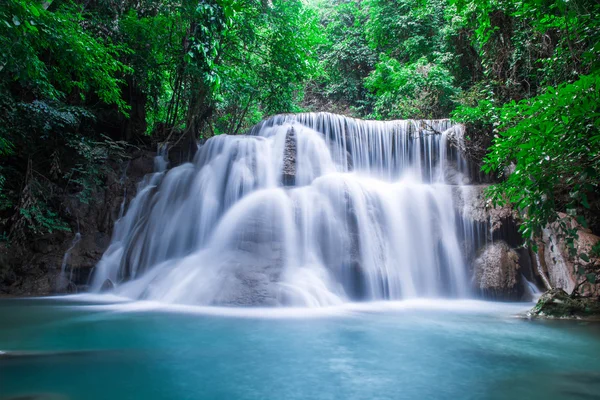 Hermosa Cascada Bosque Verde Lugar Descanso Tiempo Relax —  Fotos de Stock