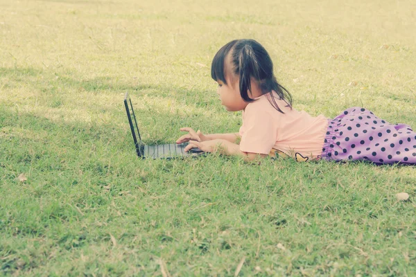 Meisje Met Behulp Van Een Laptop Park Buiten — Stockfoto