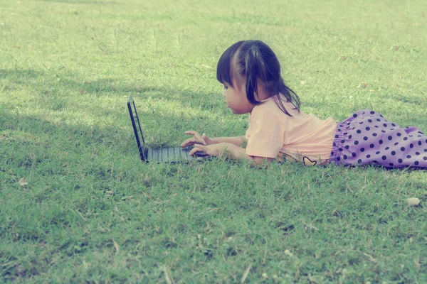 Kleines Mädchen Mit Laptop Park Freien — Stockfoto