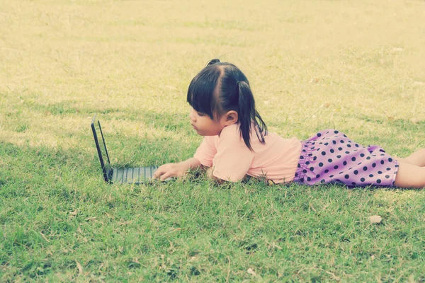Kleines Mädchen Mit Laptop Park Freien — Stockfoto