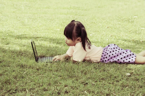 Használ Egy Laptop Parkban Szabadtéri Kislány — Stock Fotó