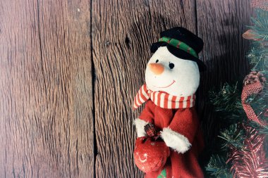 kardan adam Noel ağacı üzerinde 