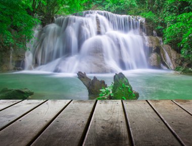 Ahşap zemin ve şelale taze doğa
