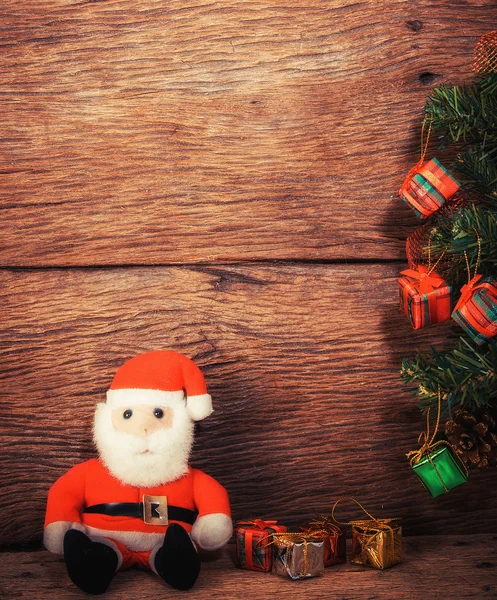 Weihnachtsmann Und Geschenkschachtel Auf Holzgrund — Stockfoto