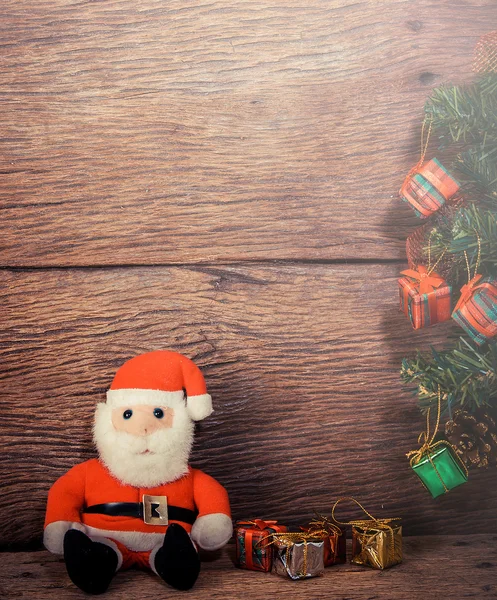 Weihnachtsmann Und Geschenkschachtel Auf Holzgrund — Stockfoto