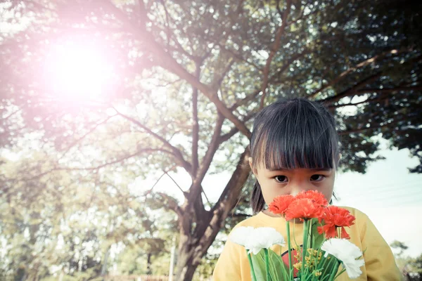 Carino Bambina Sorridente Con Fiore Nella Foresta — Foto Stock