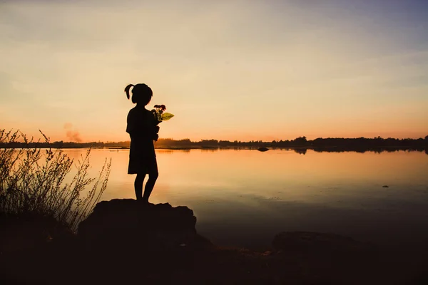 Uma Menina Com Uma Flor Mão Alguém Conceito Silhueta — Fotografia de Stock