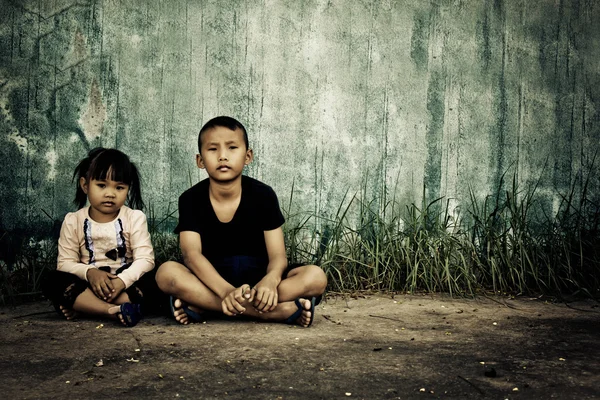 Vintage Dark Tone Brother Sister Sitting Wall Background — Stock Photo, Image