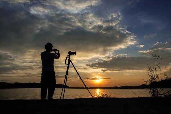 Silhueta Fotógrafo Com Seu Equipamento Durante Composição Verificação Manual Pôr — Fotografia de Stock