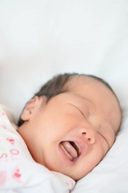 çığlık bebek yeni doğan bebek