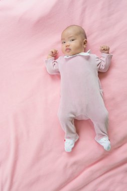 oynarken mutlu gülen bebek