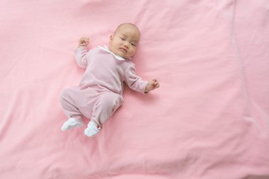 oynarken mutlu gülen bebek