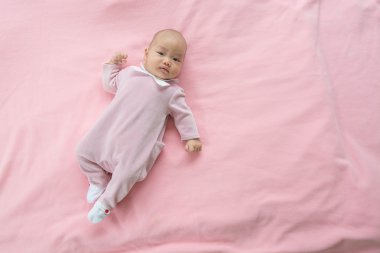 oynarken mutlu gülen bebek