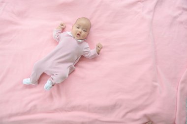 oynarken mutlu gülen bebek