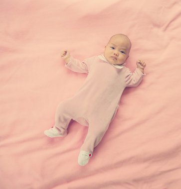 oynarken mutlu gülen bebek