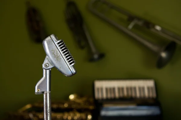Micrófono Estilo Retro Instrumento Música Frontal Mesa —  Fotos de Stock