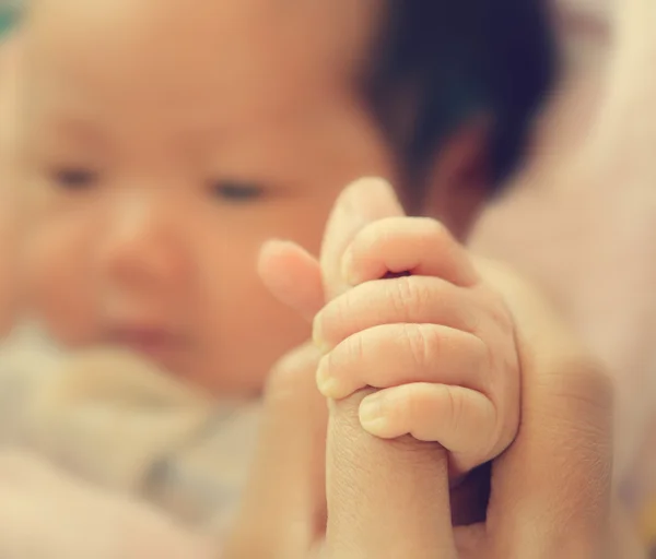 Noworodek Trzymający Matkę Rękę — Zdjęcie stockowe