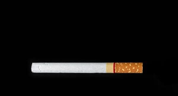 Cigarrillo Sobre Fondo Negro — Foto de Stock