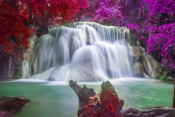 Şelale ve yeşil orman Resting Place fantezi ve zaman rahatla