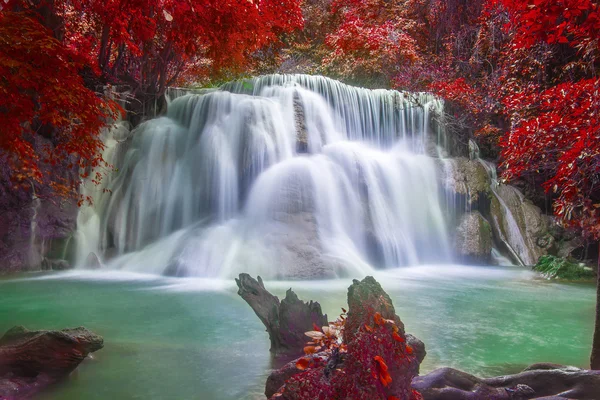 Şelale ve yeşil orman Resting Place fantezi ve zaman rahatla