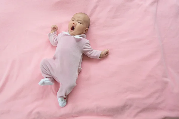 Recém Nascido Bebê Menina Dormindo Bocejando Fundo Rosa — Fotografia de Stock
